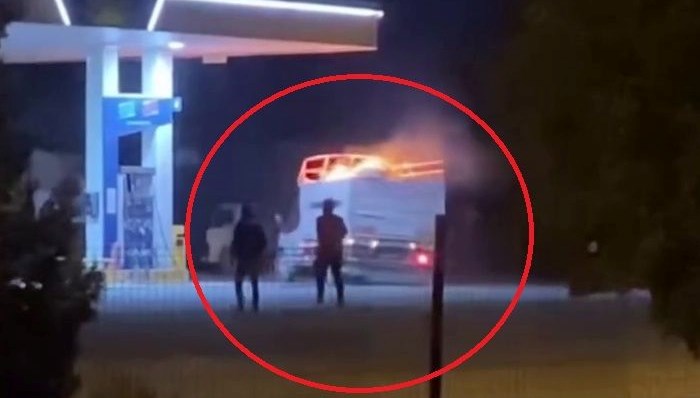 akaryakit istasyonunda panik alev alan kamyonet benzinlige girdi KE1j9K8z