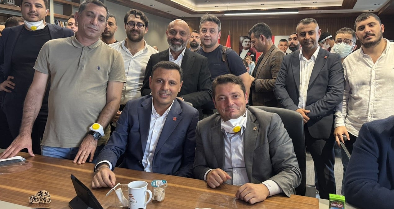 barikatin arkasinda gursel tekinin girmeye calistigi odadan ilk fotograf Lry2EGvm