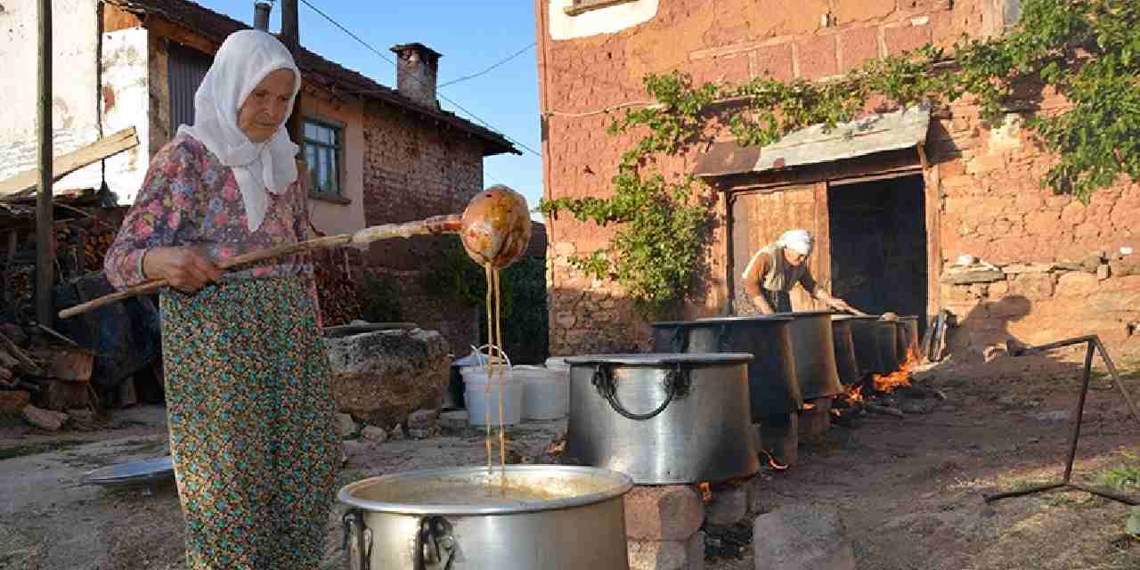 6 saat kazanlarda kaynatilip siseleniyor geleneksel yontemle hazirlaniyor 2cPm9gPb.jpg