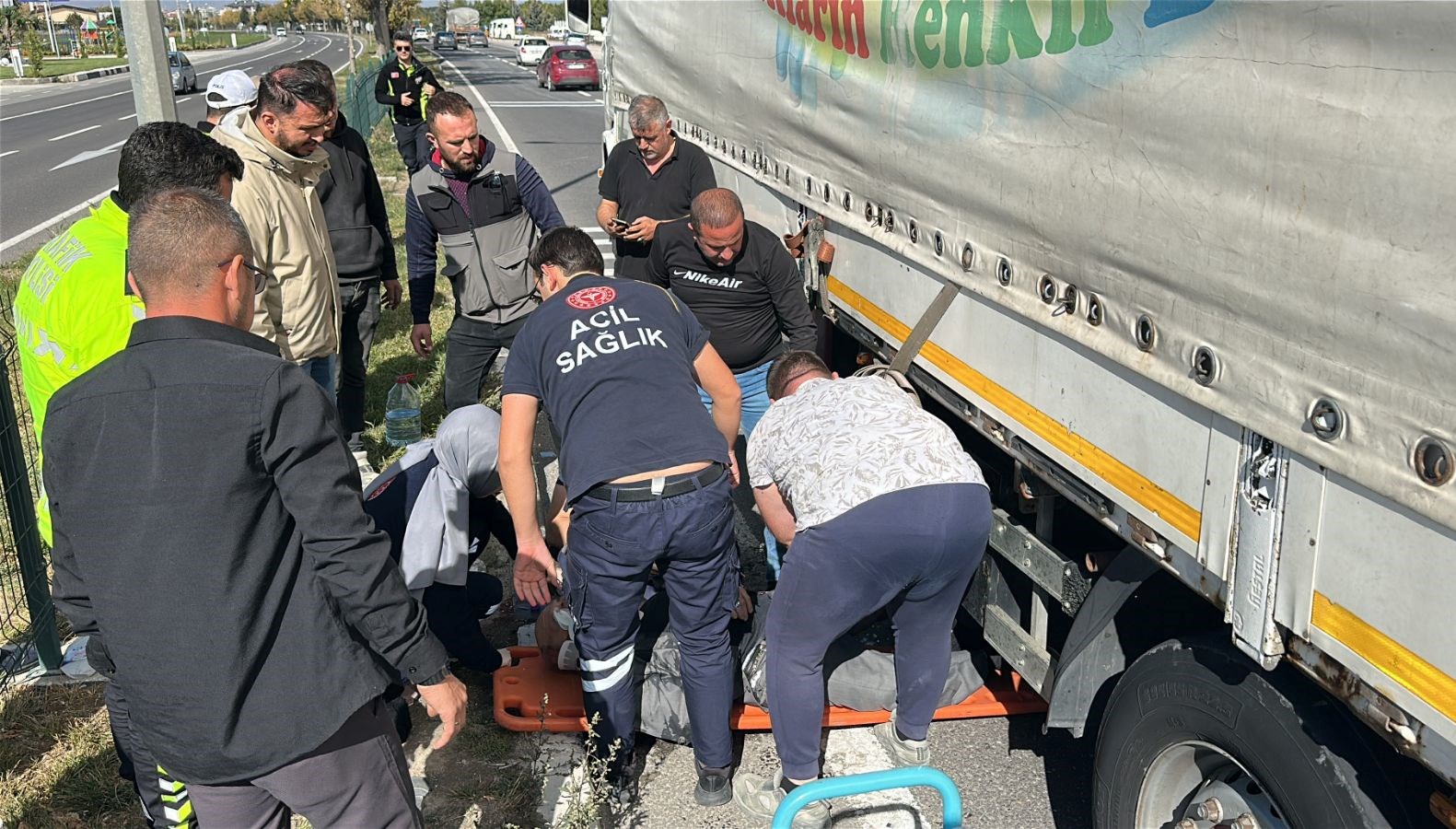 karsiya gecmek isteyen yasli adama tir carpti KnbT8iU8.jpg