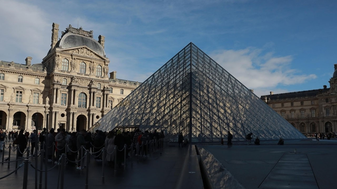louvre muzesindeki soygunda maddi kayip belli oldu rhhVPbkL.jpg