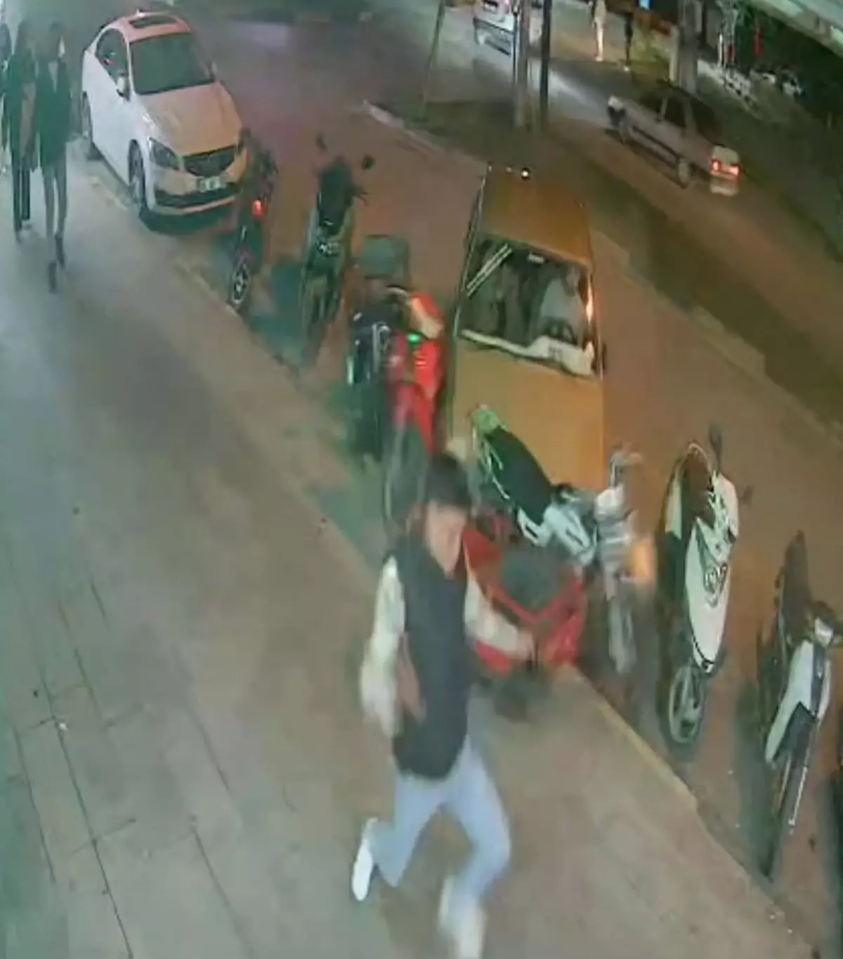 manisada otomobil motosikletlere carpip kacmaya calisti TMwMnivF.jpg