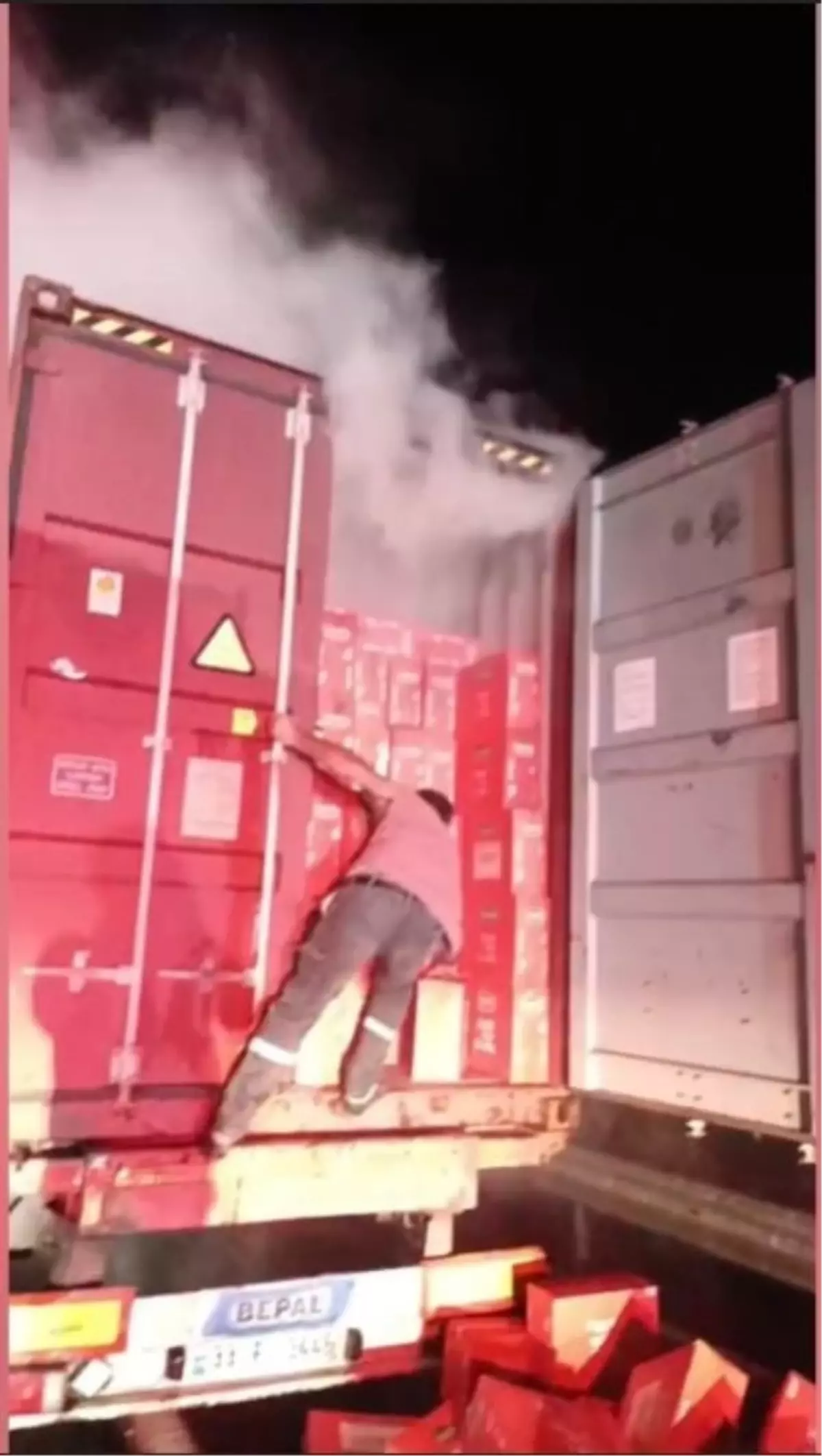 seyir halindeki tir alev aldi makarnalari dorseden atarak kurtarmaya calisti eBv8rpfK.jpg