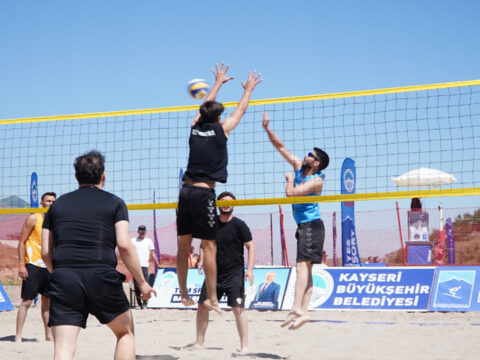 Erciyeste 2 bin 200 metrede plaj voleybolu IeNnP4B3